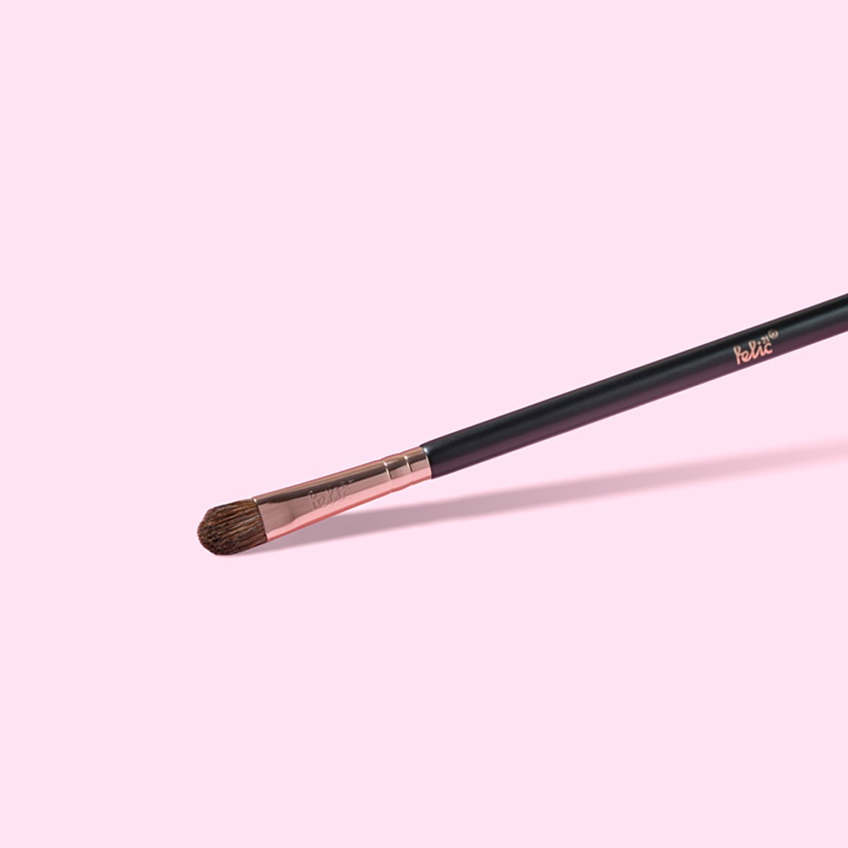 E03 Glitter Glide Medium Brush