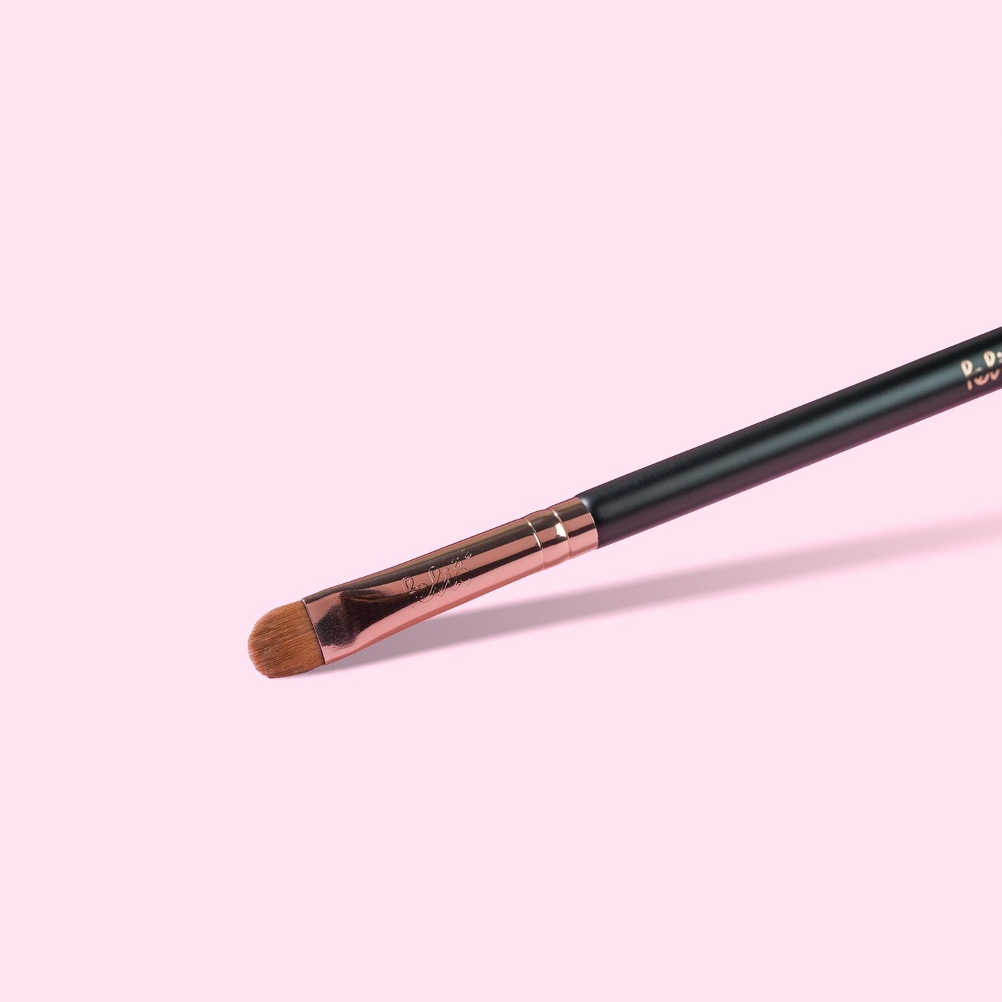 E16 Sharp Crease Brush