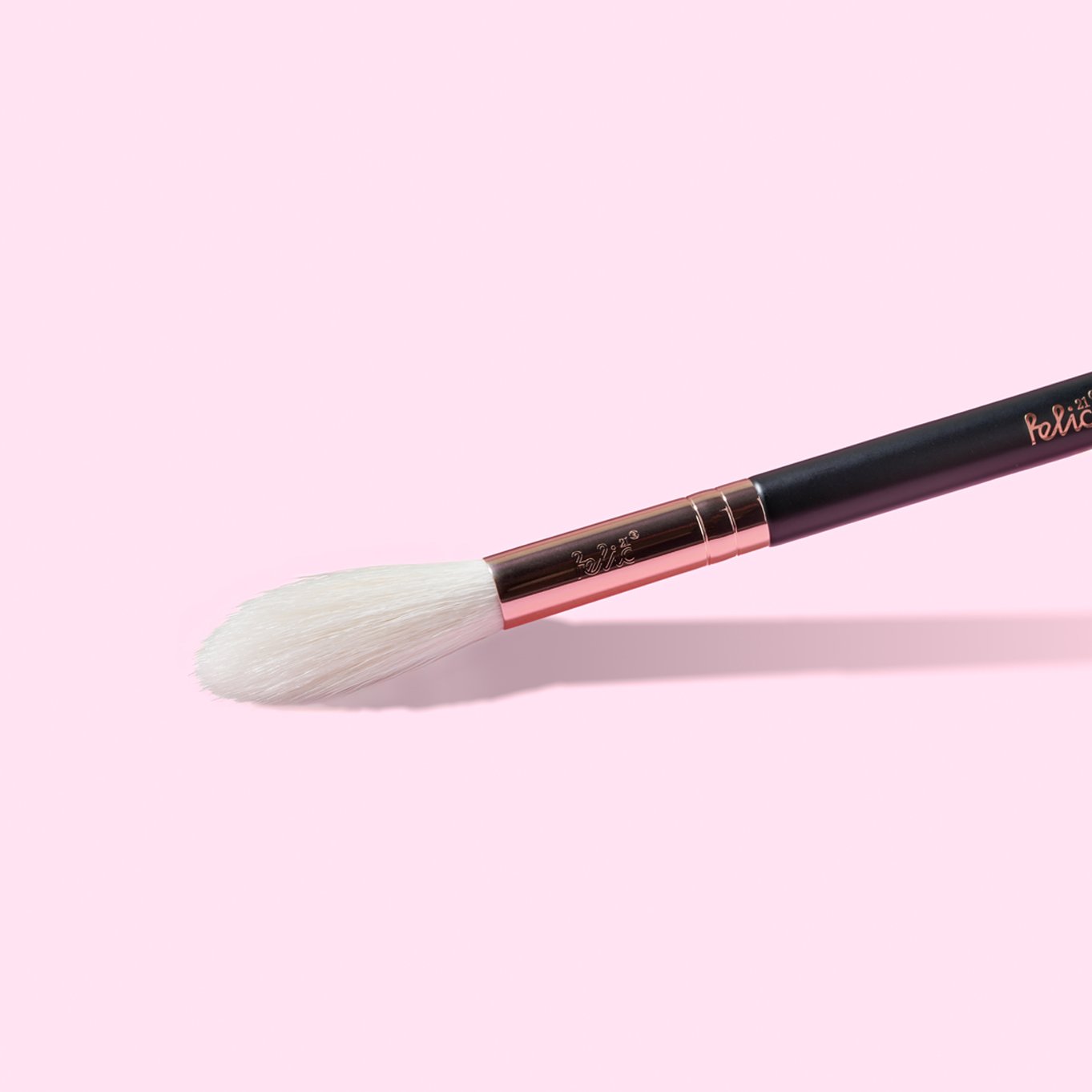 F03 Glow Curve Highlighter Brush