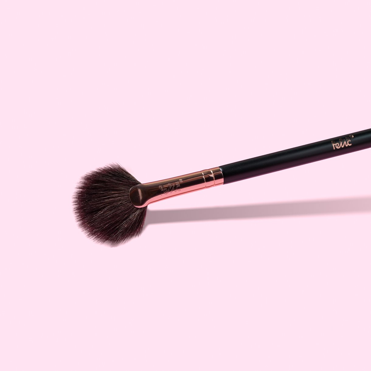 F04 Fan Highlighter Brush