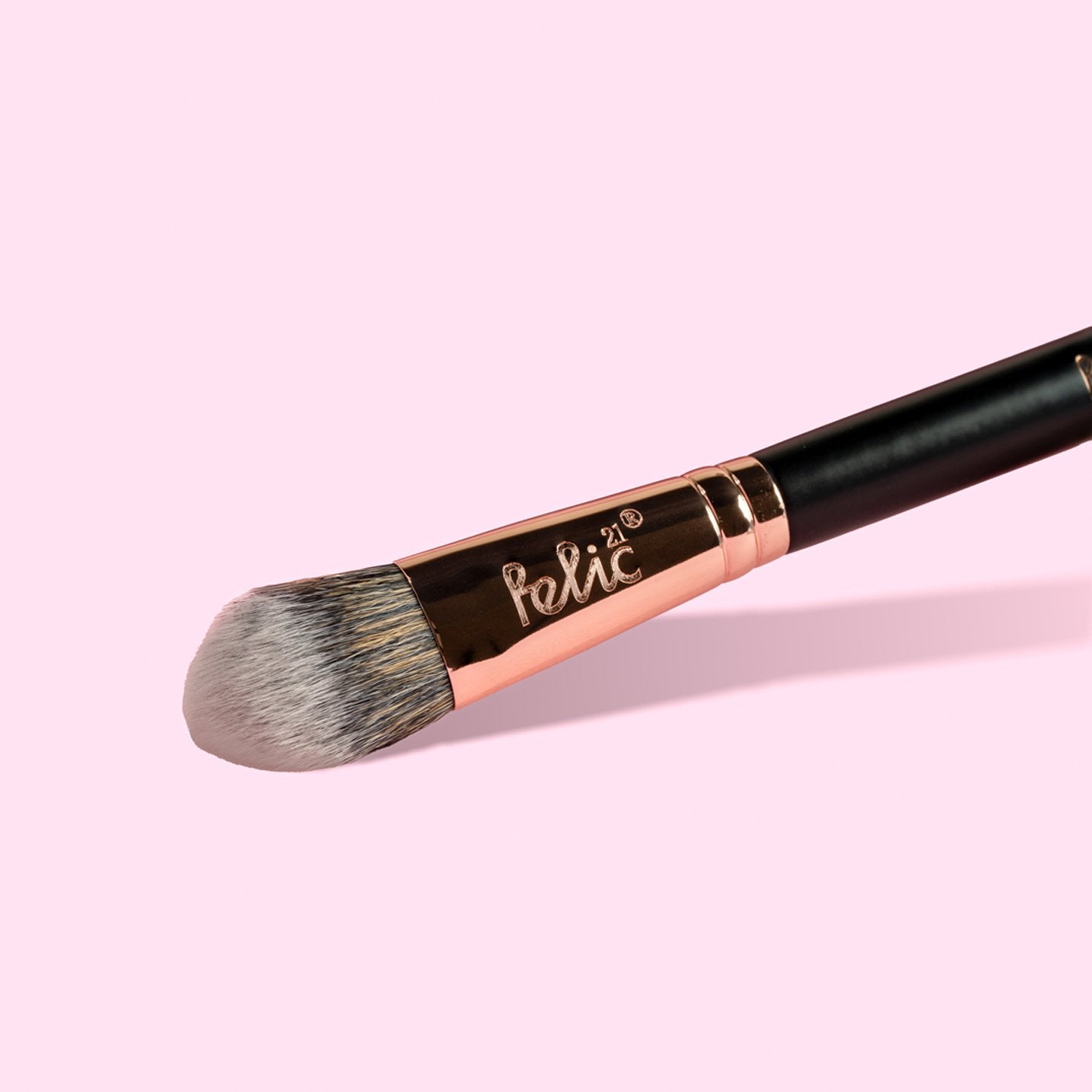 F06 Foundation Brush