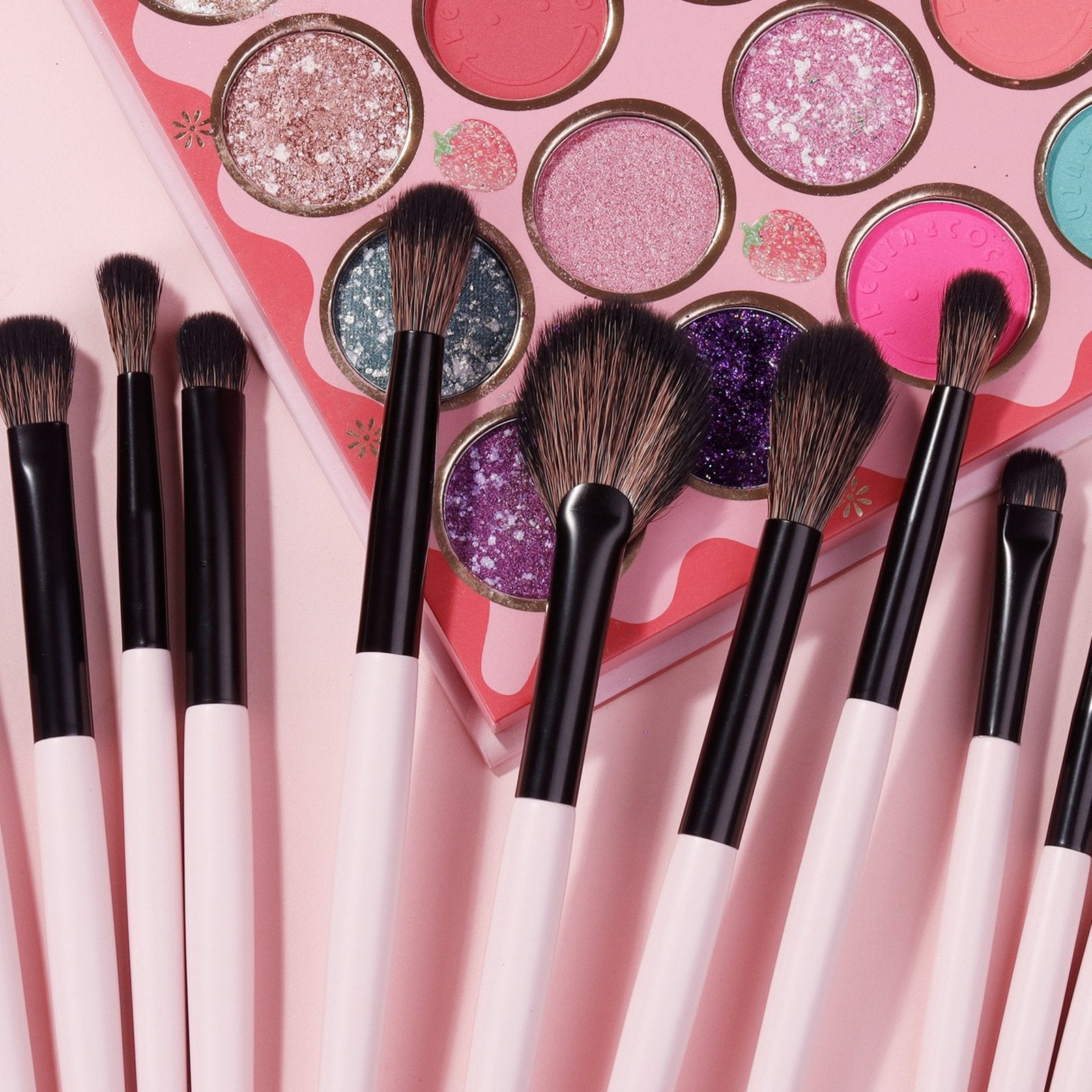 ESSENTIALLY YOU ON THE GO BRUSH SET (SET OF 25).