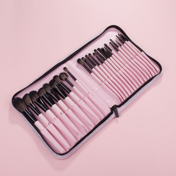 ESSENTIALLY YOU ON THE GO BRUSH SET (SET OF 25).